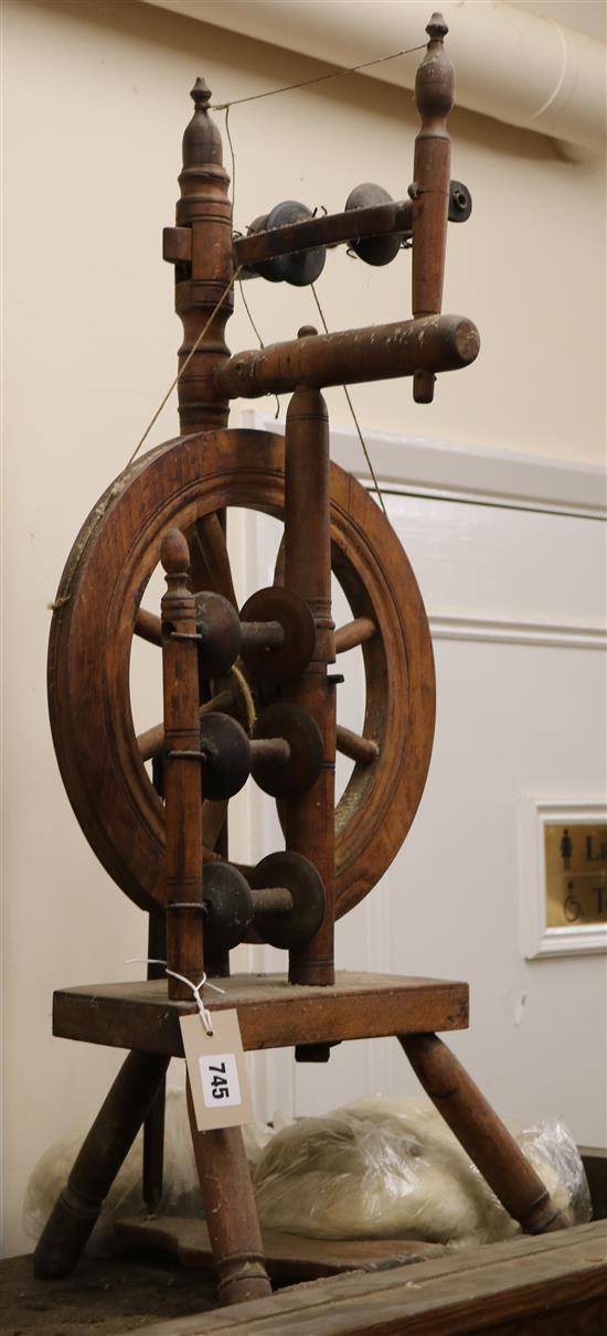 A Victorian beech spinning wheel W.44cm